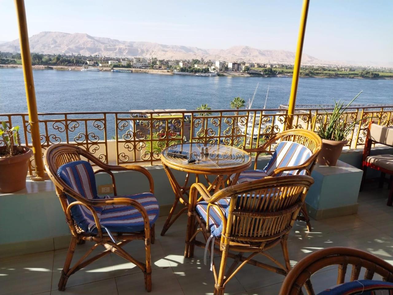 Merry Land Hotel & Roof Top Nile Restaurant Luxor Eksteriør billede